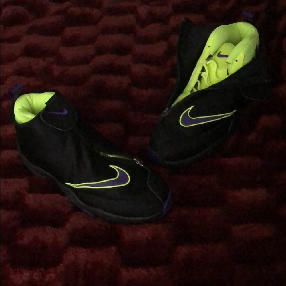 Size 8 men’s/worn maybe twice/color purple too